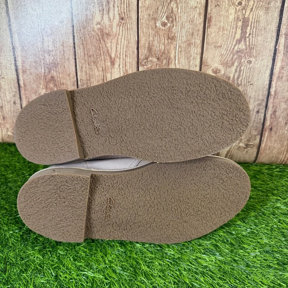 Clarks Shepton Chukka Boots Mens size 8.5 M Taupe Distressed Suede Lace Up